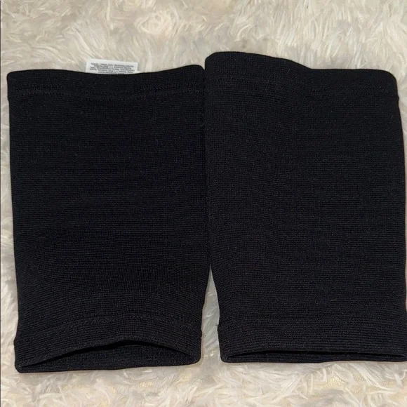 Burton adult Black Knee Pads​ - like new! Size small - Picture 2 of 4